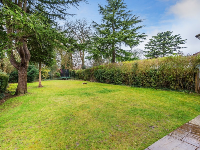 5 Bed House Detached To Rent in Reigate